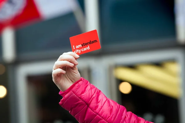 Soy Amsterdam ciudad tarjeta de descuento en mano de mujer en Amsterdam, Países Bajos —  Fotos de Stock