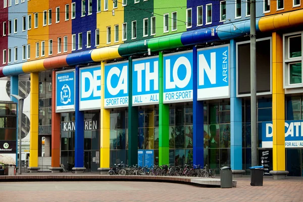 Negozio di articoli sportivi Decathlon nella città di Amsterdam — Foto Stock