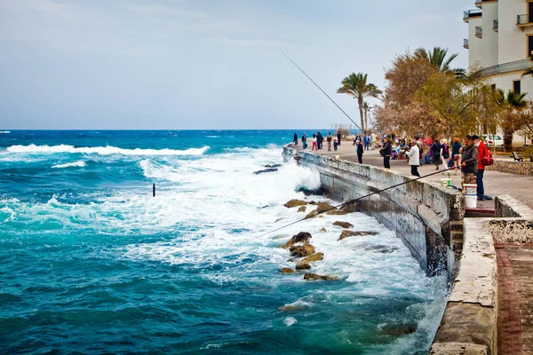 Embankment met vissers in de oude stad Kyrenia, Noord-Cyprus — Stockfoto