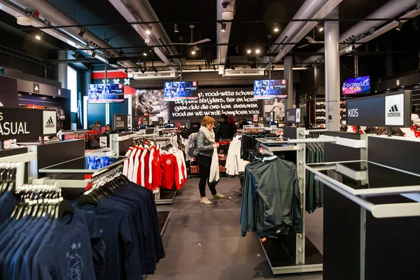 AJAX fotbalové klubu shop interiér na Arena Towers, Amsterdam, Nizozemí — Stock fotografie