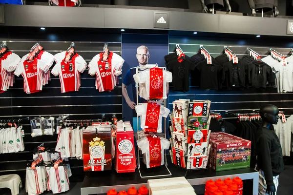 AJAX fotbalové klubu shop interiér na Arena Towers, Amsterdam, Nizozemí — Stock fotografie