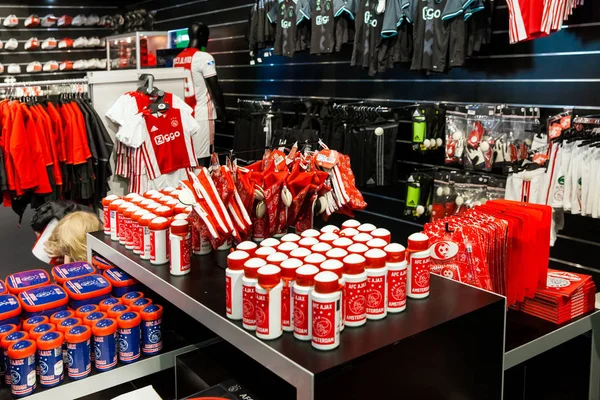 AJAX fotbalové klubu shop interiér na Arena Towers, Amsterdam, Nizozemí — Stock fotografie