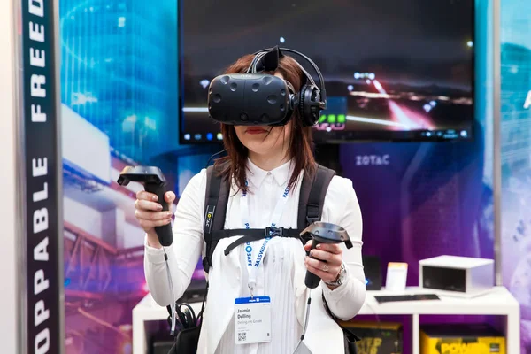 Menina jogando videogame em realidade virtual headset e controladores portáteis desenvolvidos pela HTC Vive na exposição Cebit 2017 em Hannover Messe, Alemanha — Fotografia de Stock
