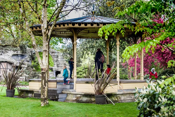 Visitors in Amsterdam city Zoo, Netherlands — Stock Photo, Image