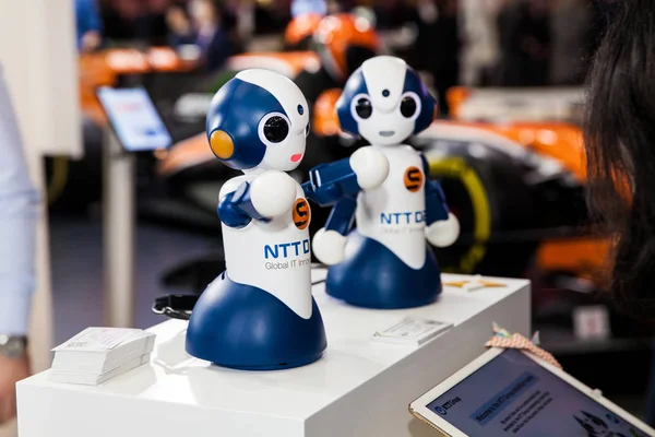 Monter av Ntt Group comapany med två små robotar på mässan Cebit 2017 i Hannover Messe, Tyskland — Stockfoto