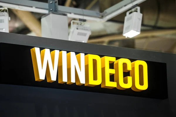 Logotipo da empresa Windeco na parede . — Fotografia de Stock