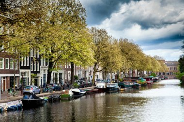 Kanal Manzaralı tekne ve Bisikletler, Hollanda