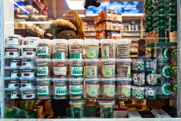 Cannabies cookies en la tienda de ventana de Amsterdam, Países Bajos — Foto de Stock