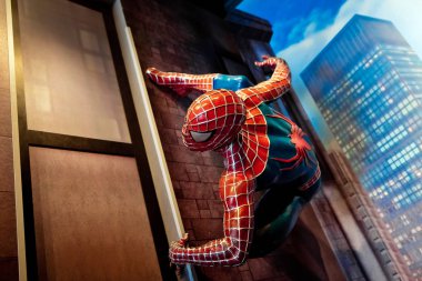Hollanda, Amsterdam 'daki Madame Tussauds Balmumu Müzesinde Örümcek Adam Marvel çizgi romanları