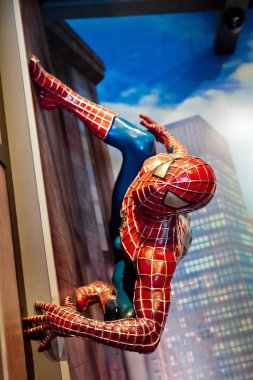 Hollanda, Amsterdam 'daki Madame Tussauds Balmumu Müzesinde Örümcek Adam Marvel çizgi romanları