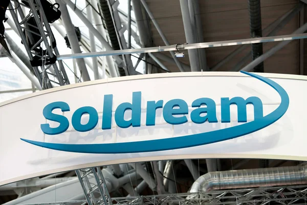 Logotipo da empresa Soldream na parede . — Fotografia de Stock