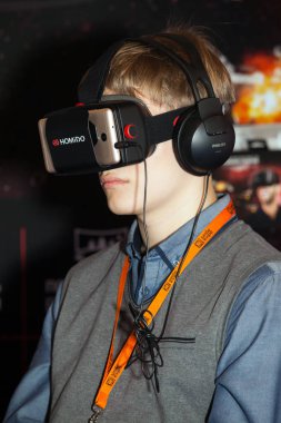 Homido sanal gerçeklik kulaklık tarihinde Robotik Expo, Moskova, Rusya ile oynarken adam