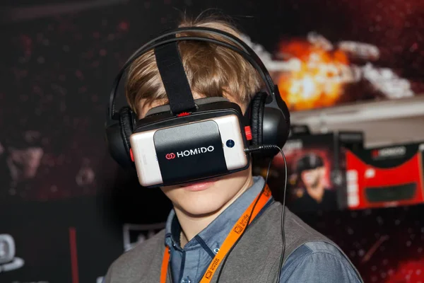 Homem brincando com Homido realidade virtual headset na Robotics Expo em Moscou, Rússia — Fotografia de Stock