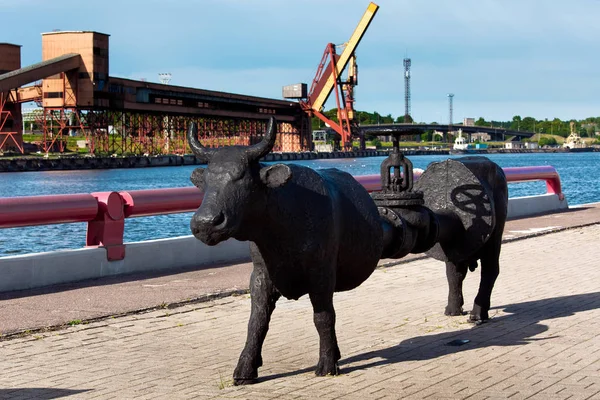 Vaca de metal en Ventspils — Foto de Stock
