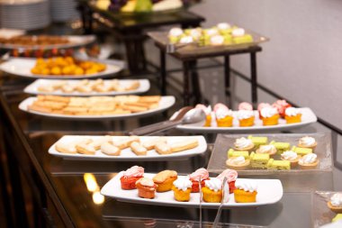 Aperatifler ve sandviç kahvaltı için