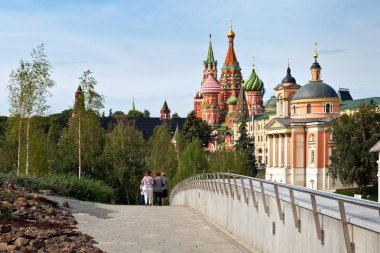 Moskova Kremlin ve St Basils Katedrali görünümünde yeni Zaryadye Park, Moskova, Rusya Red Square yakınındaki Şehir Parkı