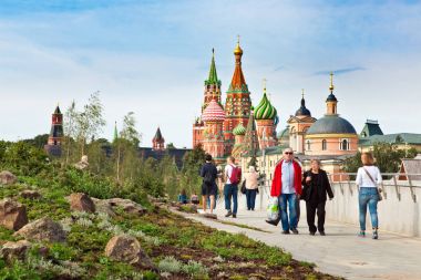 Moskova Kremlin ve St Basils Katedrali görünümünde yeni Zaryadye Park, Moskova, Rusya Red Square yakınındaki Şehir Parkı