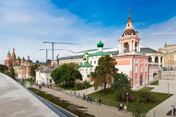 Varvarka street z katedr i kościołów - widok z nowego parku Zaryadye znajdujące się w pobliżu Placu Czerwonego w Moskwie, Rosja — Zdjęcie stockowe
