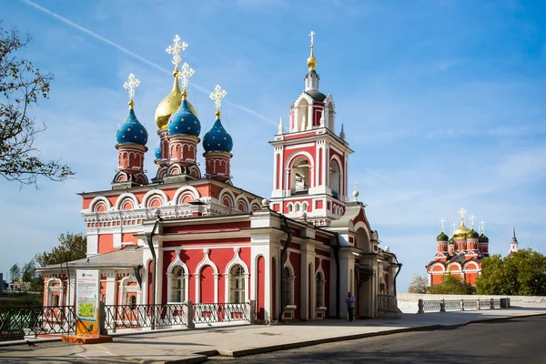 Улица Варварка с соборами и церквями в Москве, Россия — стоковое фото