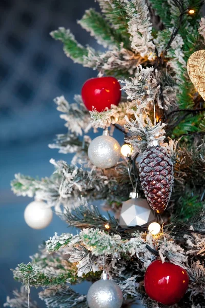Albero verde di Capodanno decorato — Foto Stock