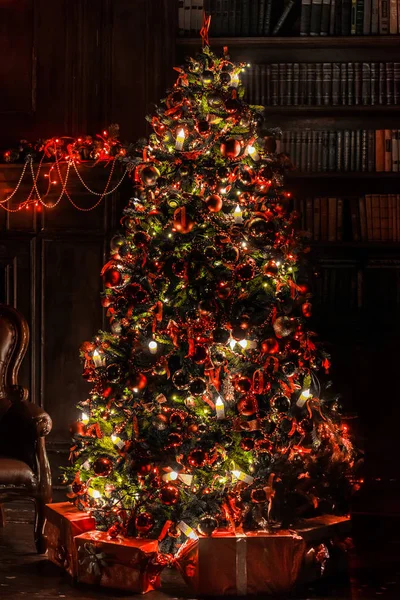 Fond de Noël avec guirlande clignotante sur l'arbre — Photo