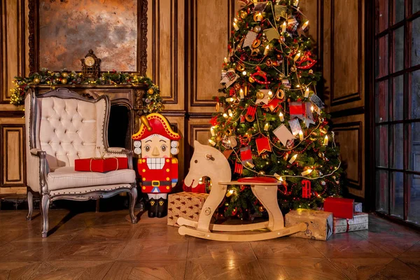 Рождественские украшения в интерьере гранж-комнаты — стоковое фото