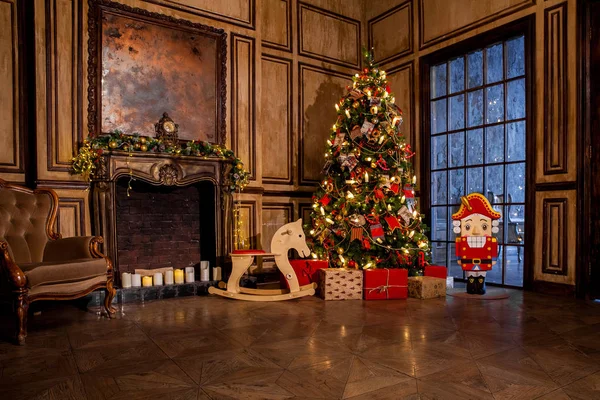 Decoración de Navidad en el interior de la habitación grunge Imágenes de stock libres de derechos