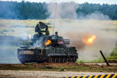 Moskova, Rusya - Ağustos, 2017: Gösteri ateş Moscow region, Rusya Federasyonu Uluslararası askeri forumunda Rus askeri makineleri