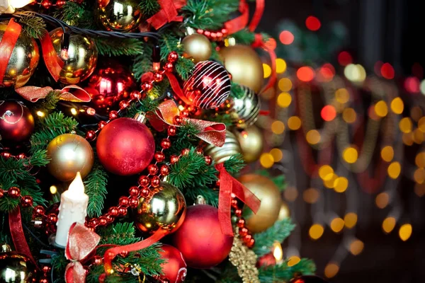 Vánoční pozadí s blikajícím věnec na stromě — Stock fotografie