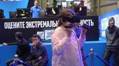 Intel kürsüye Vr kulaklık aksesuarları denetleyicisi olan sanal gerçeklik oyunu oynayan kız