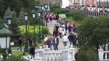 İnsanlar Alexander Gardens, Moskova, Rusya Manezhnaya meydanında Kent Parkı