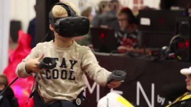Htc Vive Vr kulaklık aksesuarları denetleyicisi olan sanal gerçeklik oyunu oynayan çocuk