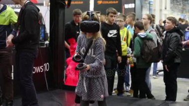Htc Vive Vr kulaklık aksesuarları denetleyicisi olan sanal gerçeklik oyunu oynayan kız