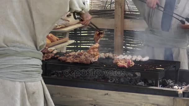 Grilované klobásky a kebab maso