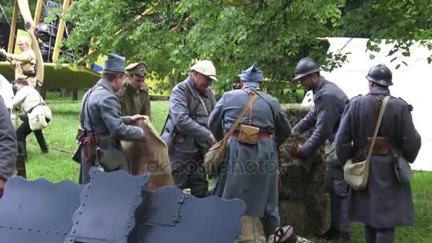 Nachstellung der Geschichte in Moskau, Russland. Wiederaufbau des Ersten Weltkriegs, französische Soldaten — Stockvideo