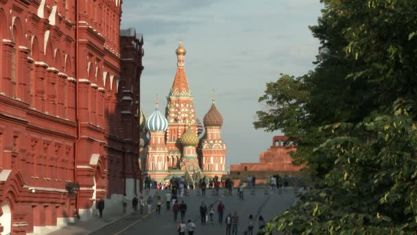 Människor som gick på Röda torget i Moskva, Ryssland — Stockvideo