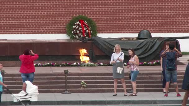 People walking near Eternal Flame at the Tomb of the Unknown Soldier in Alexander Gardens on Manezhnaya square in Moscow, Russia — Stock Video