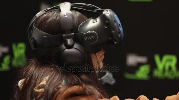 Dívka hraje hru virtuální realita Htc Vive Vr headset s řadiči příslušenství — Stock video