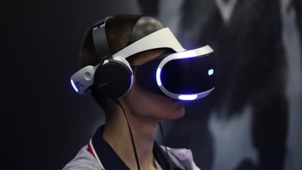 Man spela virtuell verklighet spel Sony Vr headset med tillbehör styrenheter på Sony stativ — Stockvideo
