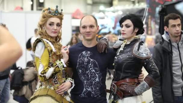 Flickor i fantasy kostym poserar på Comic Con-mässan 2017 i Moskva, Ryssland. — Stockvideo