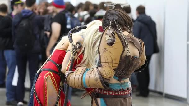 Chicas en traje de fantasía posando en la exposición Comic Con 2017 en Moscú, Rusia . — Vídeo de stock