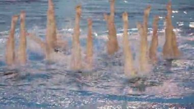 Kızlar yüzücüler senkronize