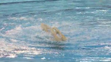 Kızlar yüzücüler senkronize