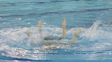 Kızlar performansını yüzücüler senkronize