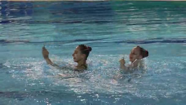 Rendimiento de las niñas nadadores sincronizados — Vídeos de Stock