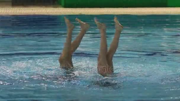 Desempenho de meninas nadadores sincronizados — Vídeo de Stock