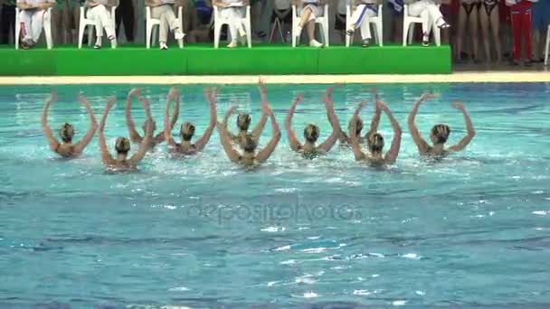Performance of girls synchronized swimmers — Stock Video