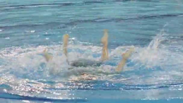 Prestaties van meisjes gesynchroniseerd zwemmers — Stockvideo