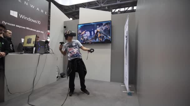 少年 Htc 万歳 Vr メガネとビデオ ゲームをプレイ. — ストック動画