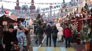 Moskova şehir merkezinde, dekore ve Moskova'da Noel için ışıklı kırmızı kare kırmızı meydanında insanlar üstünde Noel pazarı.